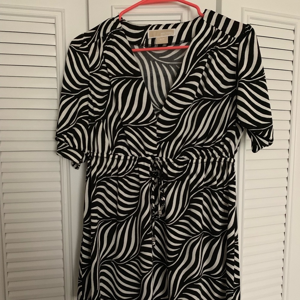 Flowing black and white short sleeved top